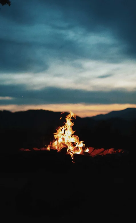 夜晚山林燃烧的篝火唯美摄影