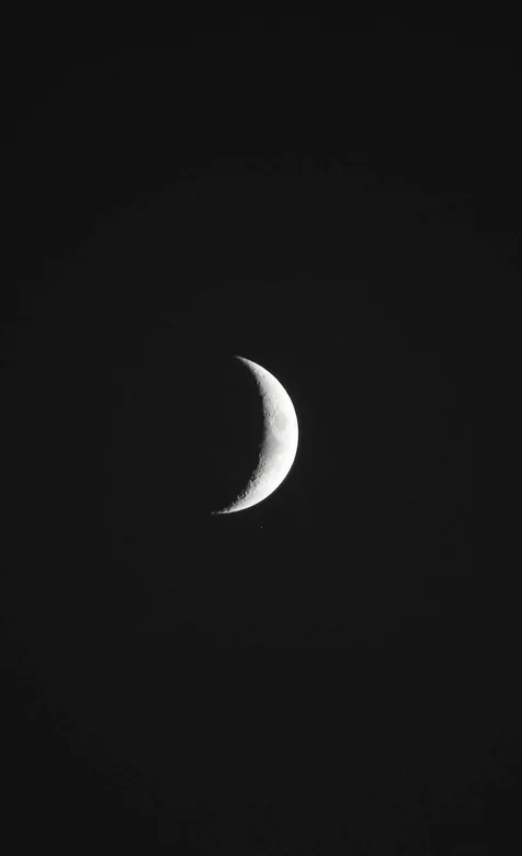 黑夜天空的月牙