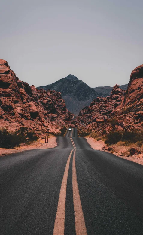 群山间穿绕的沥青公路