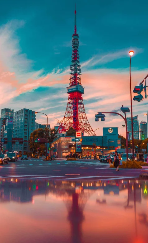 立于繁华城市间的高架信号塔雨景