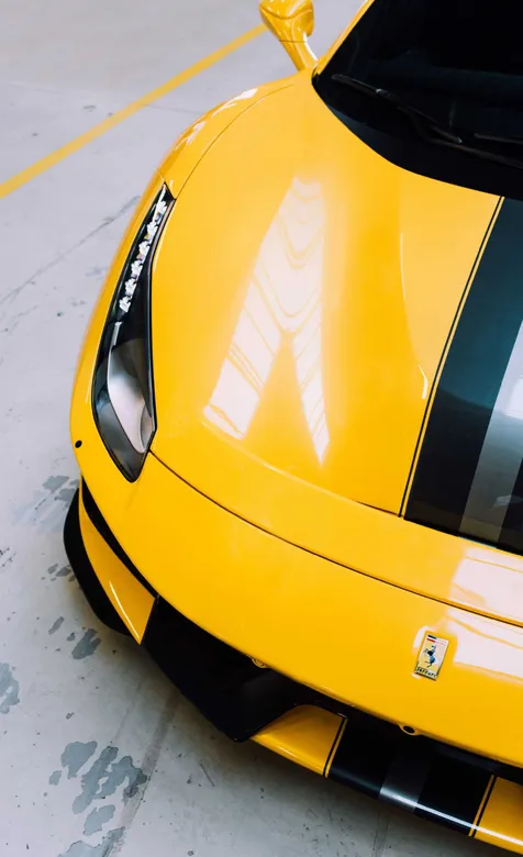 黄色车身，黑色纹路的保时捷超跑手机壁纸