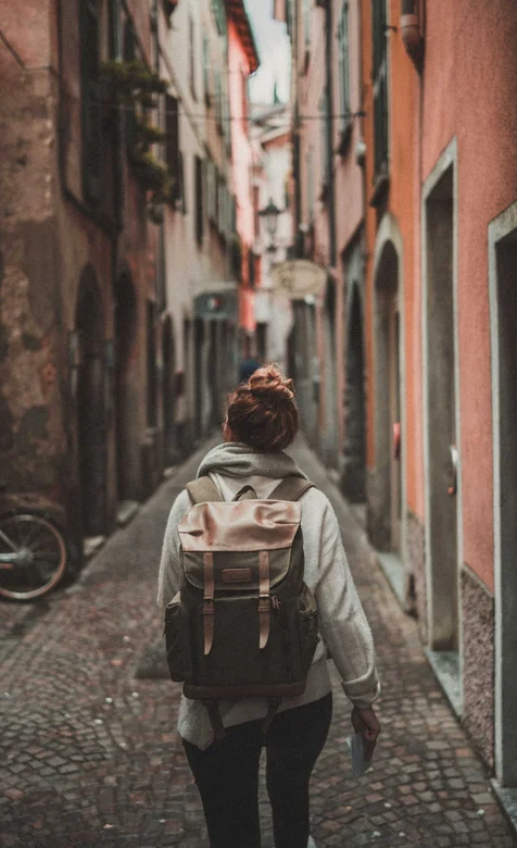 背着背包走在欧美城市小巷的欧美美女