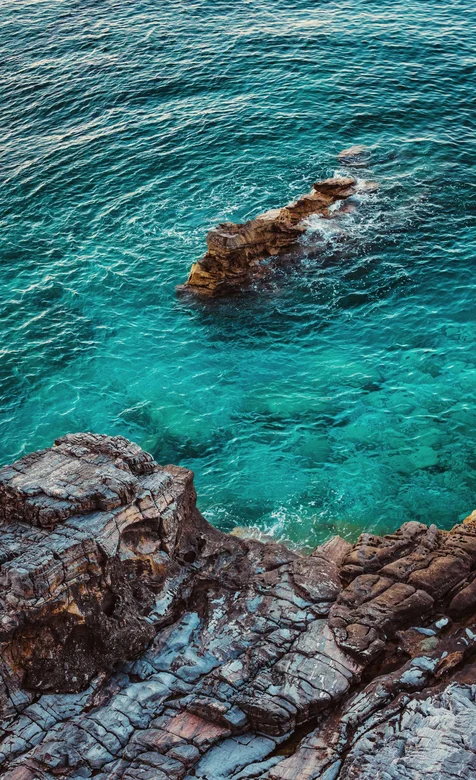 海边的蔚蓝海水和岩石风景手机壁纸