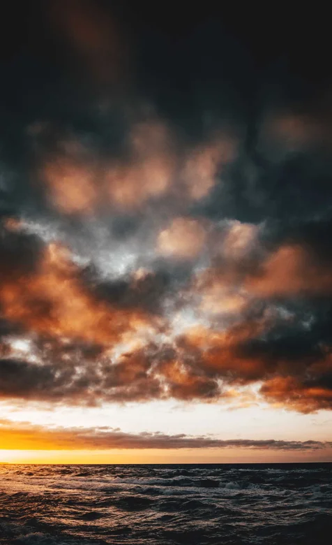 乌云弥漫的海上落日风景