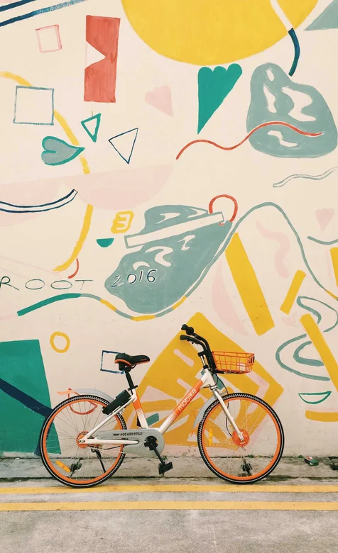 卡通涂鸦前停着的共享单车手机壁纸