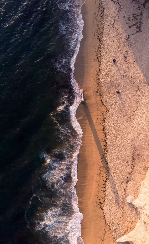 航拍海水冲刷的海滩