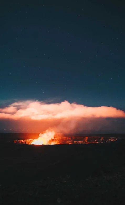 夜间正在燃烧的火烧口风景手机壁纸