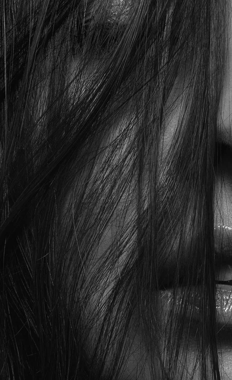 发遮半脸的欧美美女近照人像手机壁纸