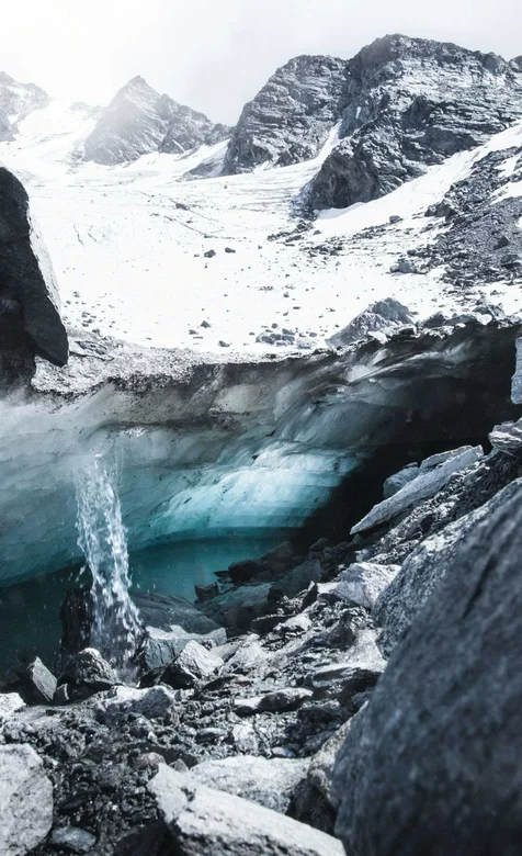 白色的石山被雪覆盖，山中的湖泊犹如镜面的风景
