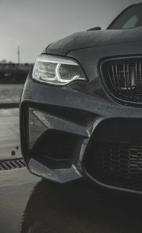 帅气的宝马M2跑车前脸大灯高清手机壁纸