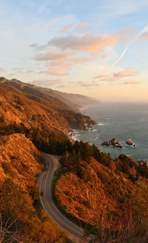 海边山脉的环山高速公路