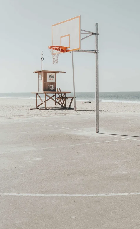 海边沙滩上的篮球场