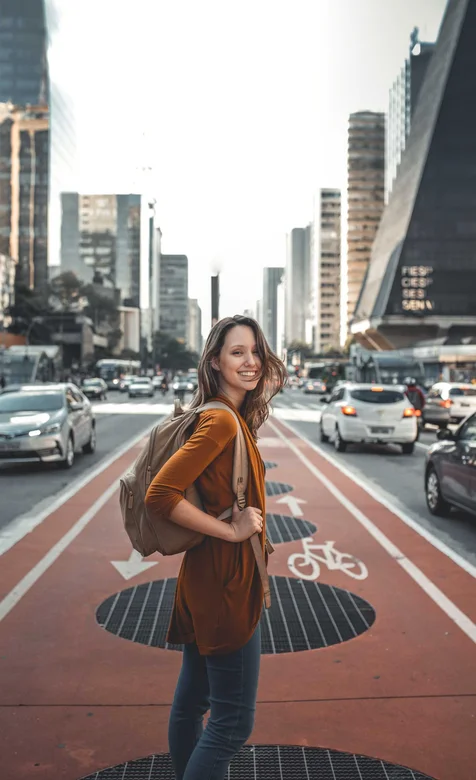 走在欧美街头的欧美美女街拍手机壁纸