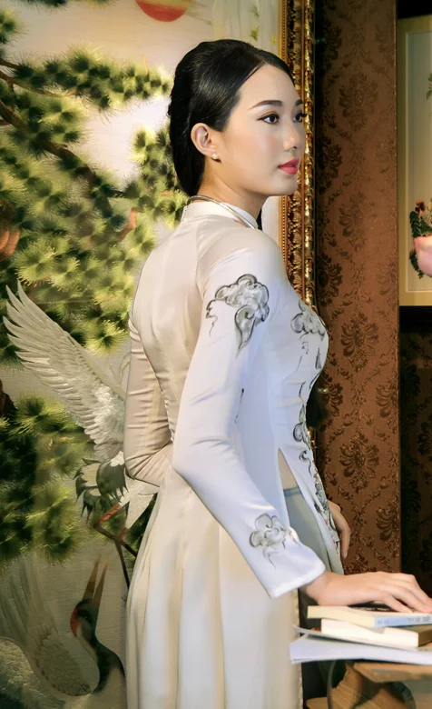 屏风前站着穿蕾丝旗袍的美女手机壁纸