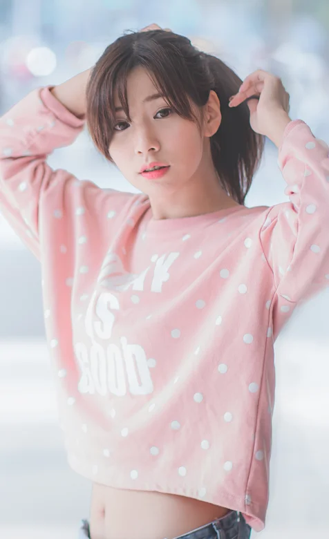 穿牛仔裤撩发的清纯美女