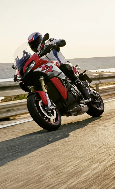 行驶变道的机车车身高清手机壁纸