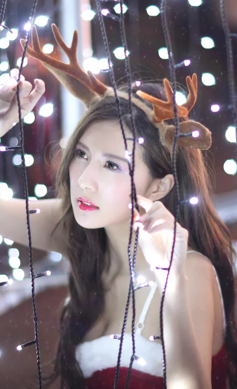 彩灯前圣诞节cosplay麋鹿小姐姐的美女手机壁纸