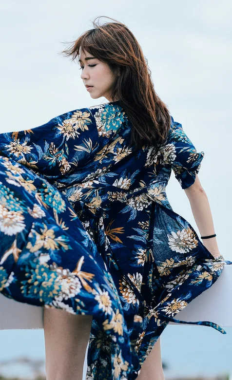 穿蓝色花纹大外套站在公路上的美女唯美摄影手机壁纸