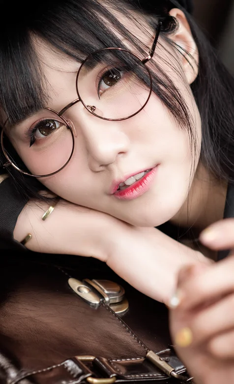 戴着圆框眼镜的可爱的美女近照人像摄影手机壁纸