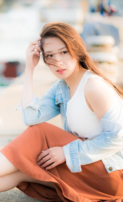 坐在海提上的美女手机壁纸