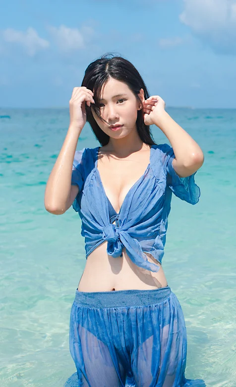 站在海中穿着蓝色蕾丝泳衣的清纯美女