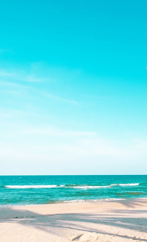 蔚蓝天空沙滩的美丽风景