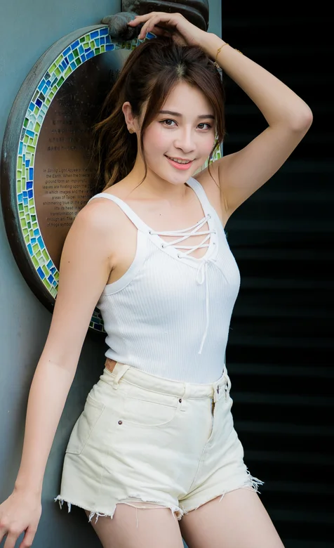 站于化妆镜前的微胖马尾辫美女