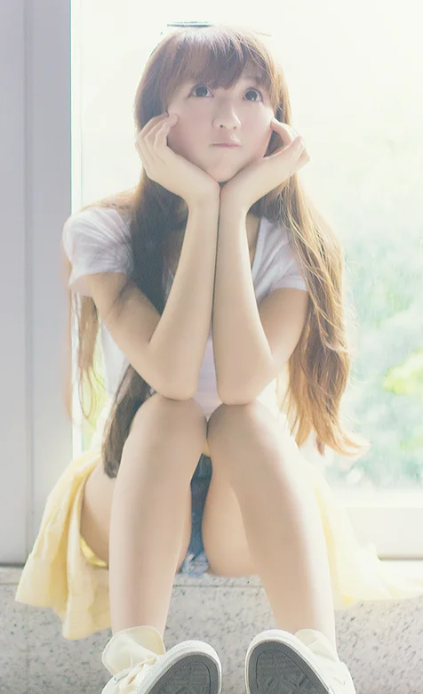 坐在窗台双手撑脸的长发清纯美女