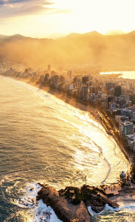 金黄海岸线边的海滨城市风景高清手机壁纸