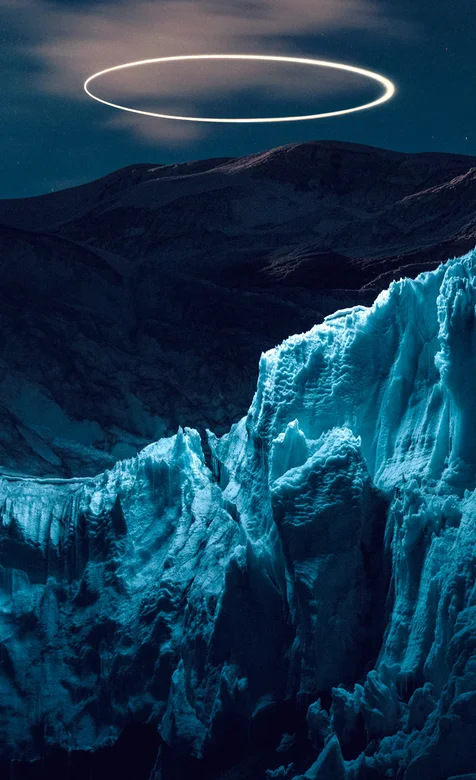 悬于大山上空的圆环