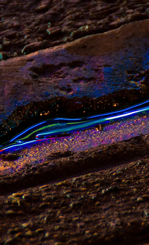 有着七彩色调流动的液体手机壁纸