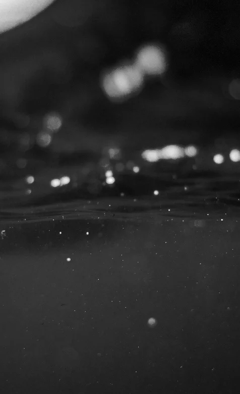 唯美的水底摄影，水中的气泡高清手机壁纸