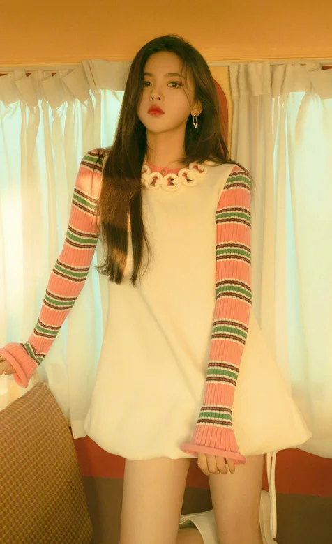 杨超越化身甜酷美腿少女老式巴士怀旧写真手机壁纸图片