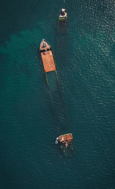 清澈 湖水 船只 水波 荡漾 俯瞰湖泊风景手机壁纸图片