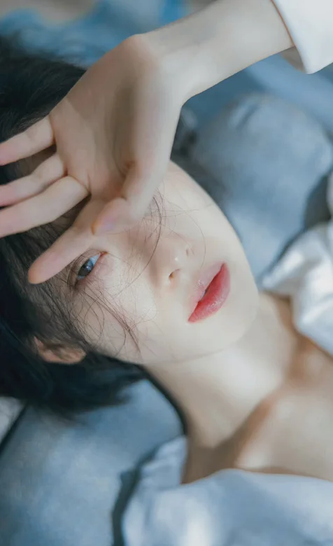 倪妮躺姿迷人写真图片