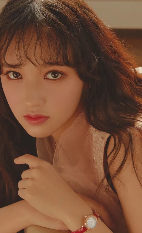 治愈系微卷刘海美女手机壁纸