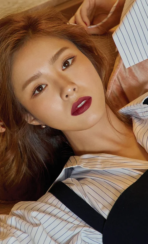 肤色黝黑的亚洲气质美女