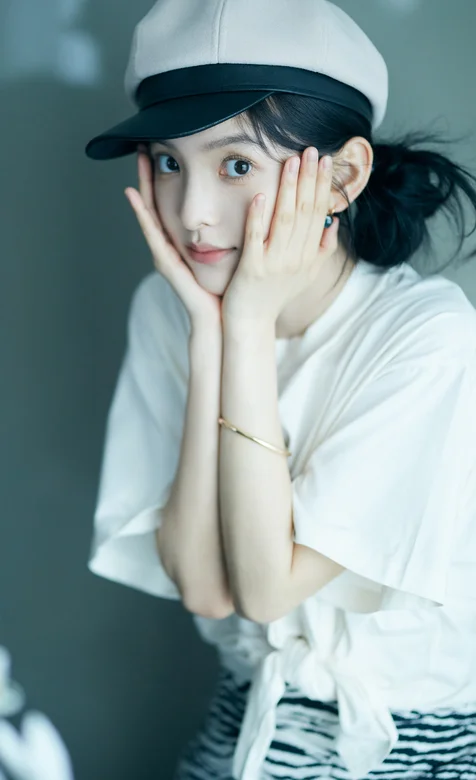 章若楠可爱手机壁纸，白衣白帽斑马裙的可爱美女章若楠图片