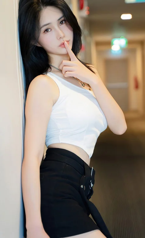 背靠走廊墙壁的紧身白背心黑色短裙美女御姐手机壁纸图片