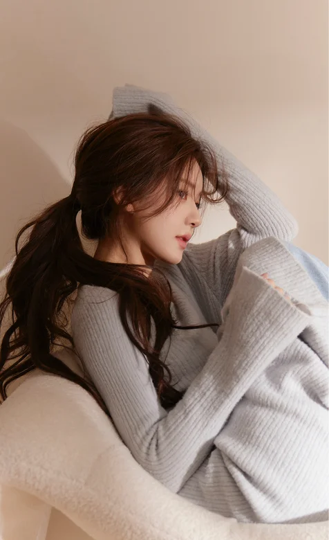 赵露思手机壁纸 满目欢喜，慢度日常，靠坐在松软沙发一角的赵露思侧颜手机壁纸图片