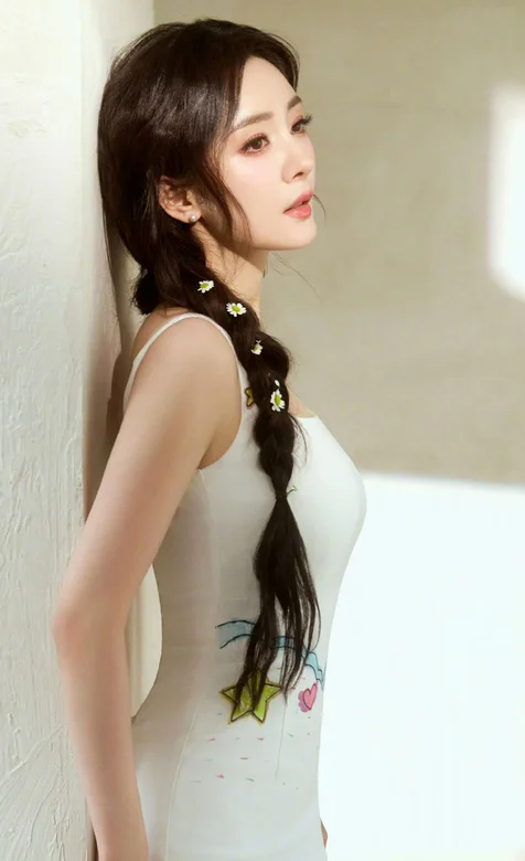 靠着墙而立的杨幂侧颜身着性感吊带白裙尽显完美身材写真手机壁纸图片