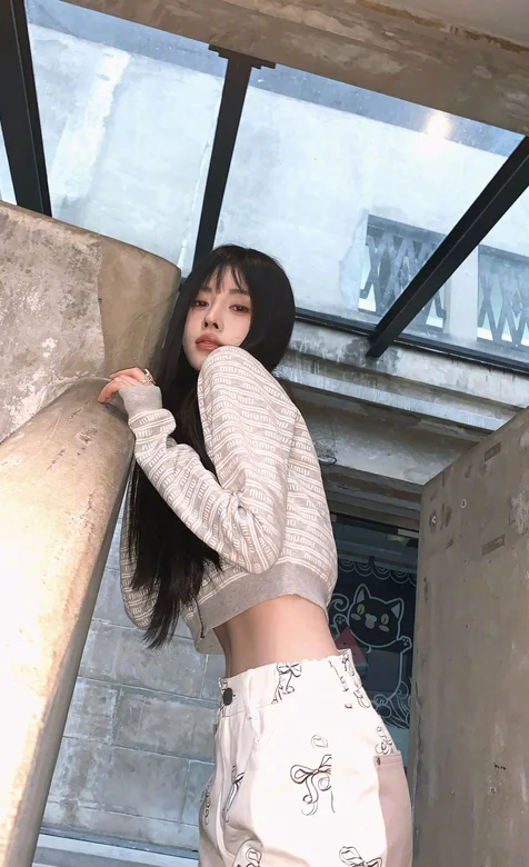 鞠婧祎小蛮腰户外美拍手机壁纸图片