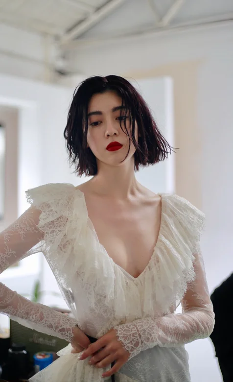 三吉彩花深V白裙生活照手机壁纸图片