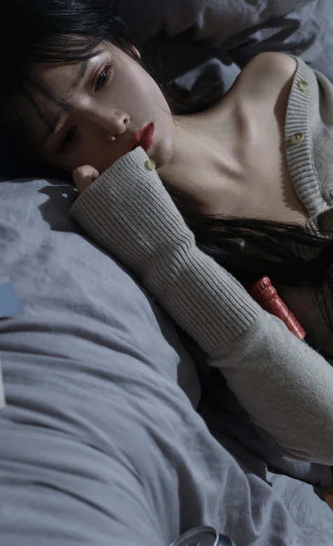 抱着葡萄酒，侧躺在床上的伤感女人私房写真手机壁纸