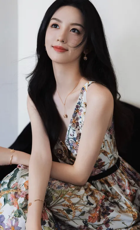 沙发上，美丽动人的周也花裙穿搭手机壁纸图片