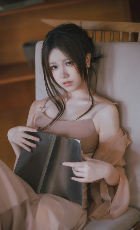 看书的美女，坐在沙发凳子上的优雅美女高清手机壁纸图片