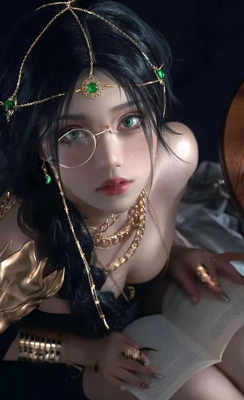 俯看视觉，手中捧着书，戴着单边眼睛，看着你的风铃公主性感手机壁纸图片