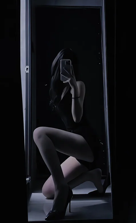 正拿手机自拍的高挑性感美腿美女暗影手机壁纸图片