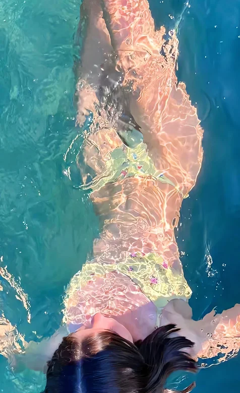 自信，性感，比基尼魅力 泳池美女，泳池中游泳的比基尼美女手机壁纸图片