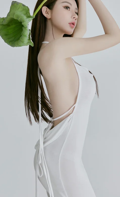 手拿荷叶的露背装白裙美女妖娆身姿写真美图手机壁纸